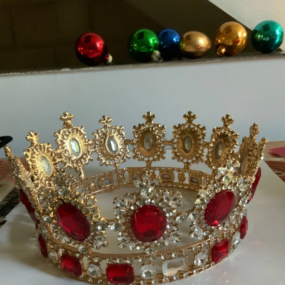 Red crown with gold tone. - Picture 12 of 12